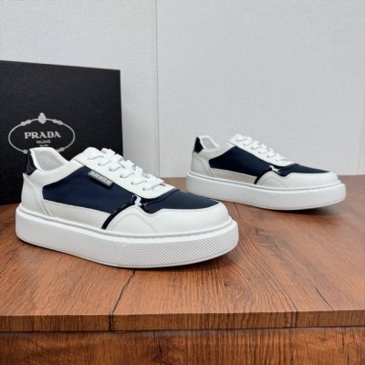 顶级版本Prada 普拉达 新款男士皮拼布运动鞋 厚底轻质休闲鞋！ 这款运动鞋融合优雅而创新的设计，用尼龙织物与光滑小牛皮打造，亮面皮革点点缀鞋面和后跟， Pr