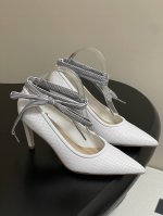 25Ss早春新款Dior迪奥D-Journey 系带高跟鞋尖头冲孔织带平底单鞋 这款D-Journey 系带高跟鞋是二零二五春夏成衣系列新品 优雅百搭 白色镂空