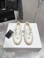 顶级版 Prada 普拉达2025新款经典三角扣草编渔夫玛丽珍鞋 复古手工编织意韵融于日常，以现代笔触刻画经典轮廓 从经典日式鞋履汲取灵感，繁而简练适合多种造型