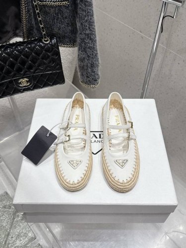 顶级版 Prada 普拉达2025新款经典三角扣草编渔夫玛丽珍鞋 复古手工编织意韵融于日常，以现代笔触刻画经典轮廓 从经典日式鞋履汲取灵感，繁而简练适合多种造型