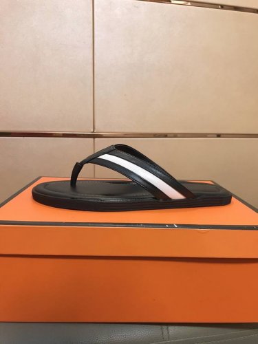 出厂价p Bally 巴利 高端休闲凉拖鞋 ，男士夏天必备款，鞋面品牌织带，时尚 新颖 潮流 原版大底柔软舒适 码数：38-44、2色选择。