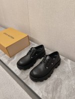 男10 路易威登厚底情侣款玛丽珍皮鞋 王鹤棣同款 超多明星网红种草 原版购入开发 做货 路易威登春夏走秀款 品牌logo点缀鞋面多层针车走线设计 面料: 原版进