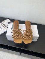 Loewe 罗意威 25Ss 春夏新品拖鞋 简约设计感觉更干净优雅 让你念念不忘 颜色也很耐看 上脚瞬间气质十足气场 简直帅气有型 鞋面采用牛皮印花 内里羊皮垫