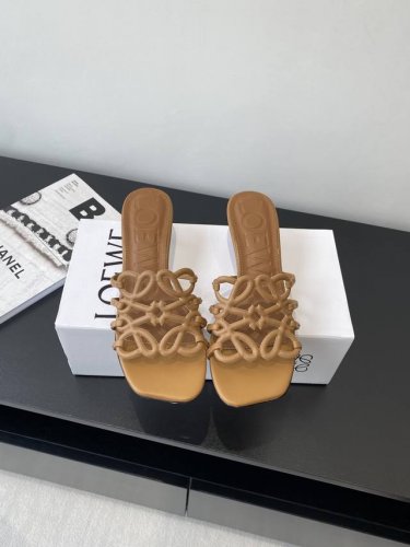 Loewe 罗意威 25Ss 春夏新品拖鞋 简约设计感觉更干净优雅 让你念念不忘 颜色也很耐看 上脚瞬间气质十足气场 简直帅气有型 鞋面采用牛皮印花 内里羊皮垫