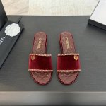 25Ss春夏新款Chanel小香爱心链条一字凉拖鞋 一字拖鞋夏天的标配 经典的一字拖居然能做到这么好看 香奶奶的穿皮链条果然很不一般！就有这种慵懒又富贵的感觉！