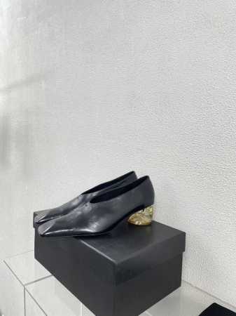 方圆头 透明跟 尖头单鞋 Jil Sander 黑色 独特鞋型设计 小羊皮面 家族品牌设计元素 面料选用优质小羊皮 内里小羊皮 底型层次感设计 个性十足 完美诠 - 点击图像关闭