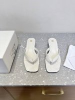 toteme 小众潮牌 25Ss春夏新款 法式 小猫跟 夹脚 拖鞋 将法式优雅进行到底 今年再来一双夹脚这个夏天就齐活了！Toteme这双猫跟是设计最优雅的了，