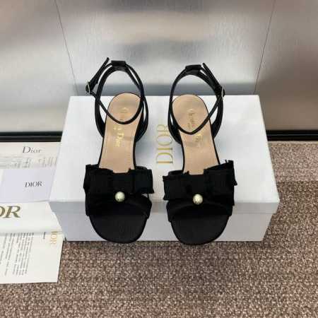 工厂价 J‘Adior流苏织带女鞋 Dior 迪奥 2024春夏走秀新款adiorble女鞋 Cd明星同款时尚流苏蝴蝶结粗跟珍珠字母logo五金扣露趾凉鞋 市面 - 点击图像关闭