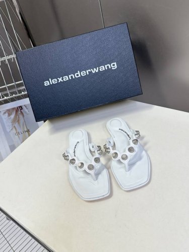 alexanderwang 大王春夏最新款重工艺钉钉拖鞋 个性御姐风 超有质感 爱了爱了 该款设计简约上脚时尚舒服 夏季不可缺少的一款大王呈现焕然一新的标志性轮