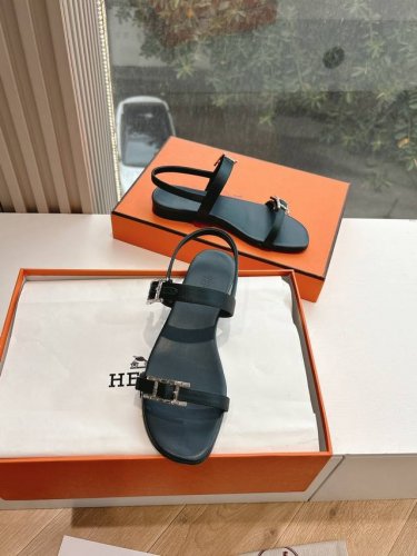 360顶版G042H家2025春夏新款Hermes爱马仕 Buy 爱马仕 Blingbling 钻扣涼鞋 最近又买到了一双爱马仕心头好 简简单单 又带钻钻的钻扣