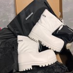 Balenciaga：女 、男 期待已久巴黎世家Skiwer系列 黑.白极限版4W＋ 白色造型感强、黑色耐久度纠结呀 冻脚不存在的、这个冬天不怕冷 双面羽绒保暖