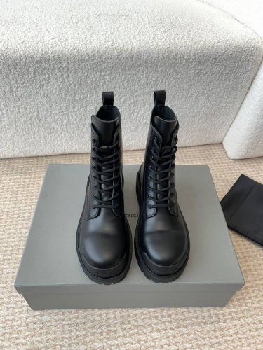 BALENCIAGA 巴黎世家 24ss 秋冬新款系带马丁靴 复古擦色做旧松糕厚底短靴！ 看着硬朗 但上脚舒适 个性帅气的的同时 不失舒适感 擦色做旧复古！ 工