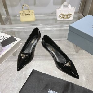 出厂价P PRADA 2024普拉达春夏新品，实力来袭！时髦百搭nice单品，意大利专柜代购原版鞋开发，1比1照足原味复刻。今年的主题就是不被定义 通过简单简洁