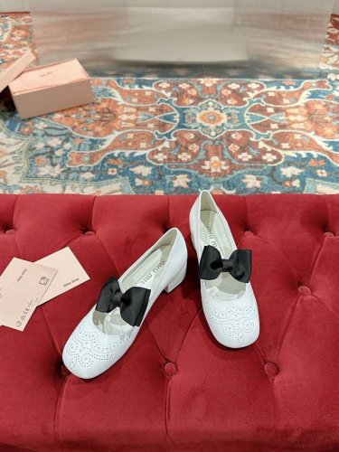 Miu Miu 缪缪 25 早春新品 专柜主打最新走秀款 复古玛丽珍粗跟单鞋缪家高货 顶级工艺打造精品质感 无敌舒适 绝对是一见钟情款！时尚百搭，人手必备！鞋面