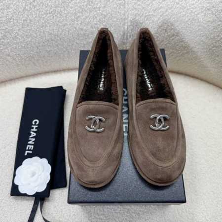 Chanel 羊毛鞋，毛毛乐福鞋~~ 超级火的一款小香风羊毛乐福鞋~~ %纯羊毛内里，麂皮面料，原版真皮大底~~金属双C标点缀，百搭、时尚、保等都被完美释放 3 - 点击图像关闭