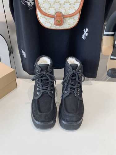 UGG 24ss 秋冬季人手必备单品雪地靴 搭配系数也是百分百 炸好看 比较设计的款，随心所欲 雪地靴显腿细 百搭单品 时尚感十足穿上气场爆涨 瞬间拉长腿型 鞋