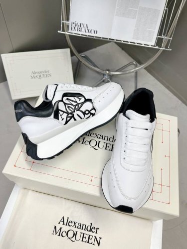 女 男 官网同步上新Alexander Mcqueen 亚历山大麦昆 春夏男女Sprint运动情侣款 鞋侧面饰有时尚个性字母Seal Logo组合雕花标志 内里