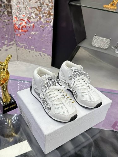 工厂P价P：430 迪奥最新款走秀款 独家发售，2025系列新品这款 Dior、C ' Est 运动鞋彰显醒目而时尚的风范 精心制作，鞋面侧边镂空设计风格搭配超
