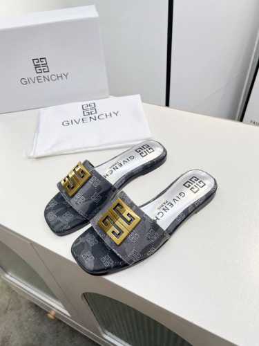 GIVENCHY 纪梵希露趾平底拖鞋出货了，带有品牌标志的金属饰扣与金属质感的银色皮垫搭配，高端大气上档次。鞋面头层牛皮，内里羊皮，35-40码。41-43码可