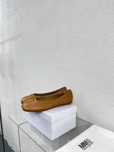 平底分趾单鞋 Mm6 Maison Margiela 超经典 鞋柜必备单品 炒鸡减龄 大热时尚风格 棕色小牛皮 水染小牛皮里 Mm6 Maison Margie