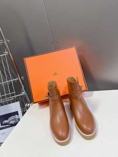 Hermes 爱马仕经典走秀款短靴 毋庸置疑是奢侈品中的翘楚 每个单品出来都是非常深入人心虽然款式出的少 但是胜在精 胜在经典 从来不会过时 属于保值升值的品牌