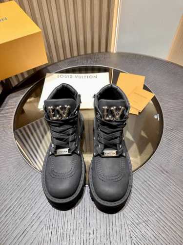 LV Checker 秋冬及踝靴，亮相于路易威登 2024 春夏男装秀场，以正绒面牛皮革演绎多元风尚。鞋面点缀铭纹金属饰钉和 Vuitton 鞋带装饰，厚实而轻