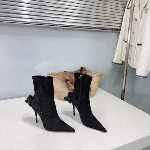 高品质出厂 ！小众潮牌Magda Butr25春夏走秀系列后跟花朵绒面烫钻高跟尖头短靴！作为品牌创始人以她独特的方式重新定义了女性特质。她将过去与未来、极简主义