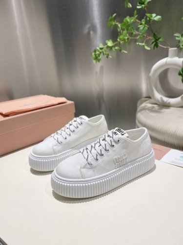 单鞋 拖鞋 缪缪2025春夏走秀饼干鞋 厚底运动鞋 简约的运动板鞋设计 极具辨识度的鞋舌 打造佛系甜美的休闲风~~上脚气场十足随意搭配 长裙 短裙 短裤 穿出与
