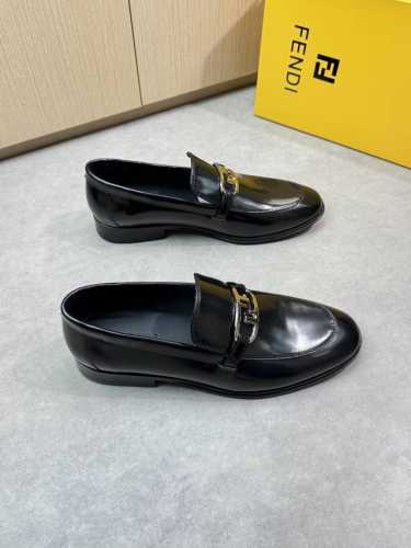 Fendi 芬迪 -高端品质 原单正装皮鞋 -鞋面：开边珠小牛皮、空压品牌图腾、金属扣件横担 -内里：水染牛皮 -大底： 超轻真皮 橡胶；组合成型真皮大底 -超