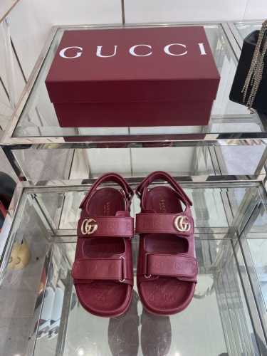 Gucci 25Ss夏季新品女士压花Gg凉鞋 这款凉鞋以Gg皮革匠心打造 缀饰一眼可辨的双G标识 配以浅金色调配件 为整个设计注入一抹精致优雅气息 原版定制牛皮