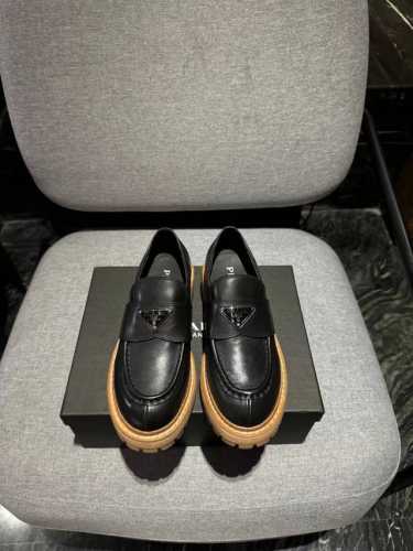 代购级 Prada 普拉达 24ss 春夏新款 乐福鞋 顶级品质！！ 经典鞋型，可以给予满眼的爱意 超级好搭配的夏季单品。 精工制造，缝线均匀，皮质质感一览无余