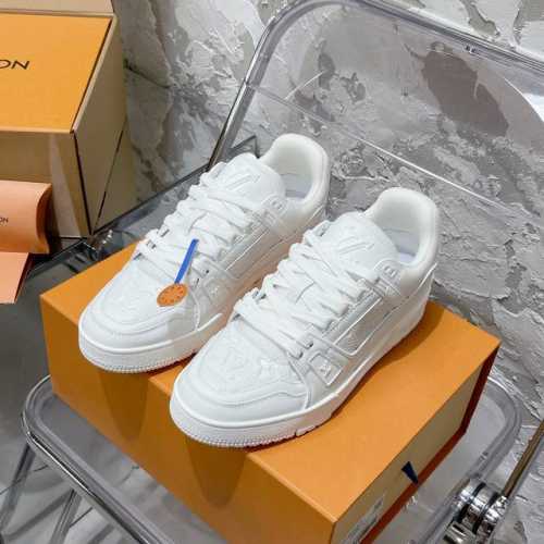顶级代购版本 #限男码 LV trainer 情侣限定系列休闲运动篮球鞋 颜值担当 上脚帅炸，每个颜色都是巨巨巨好看！潮人必备单品 原版订制压纹粒面小牛皮 非市