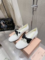 Miumiu缪缪 秋冬新款英伦风玛丽珍蝴蝶结乐福鞋 Miumiu秀场 复古风独一无二的来自Miu Miu系列的细节特写 新季的潮流要素一 适当 面料：进口原版进