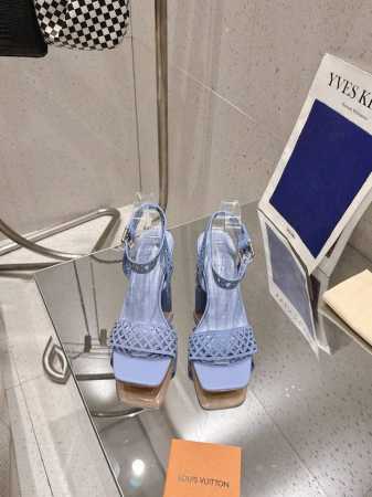 Lv 梅花跟凉鞋 驴家夏季新款顶级版本 此款Silhouette凉鞋取材小牛皮 正面饰带饰有Lv特有的Logo镂纹 衬以闪耀光泽的皮革 原版开模 附带原版Log - 点击图像关闭