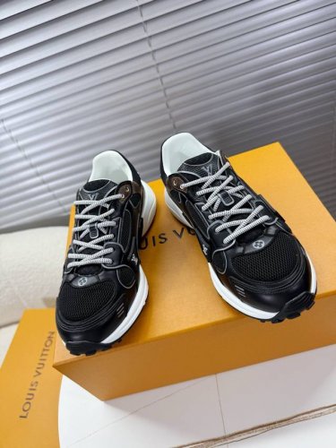 lv L家 驴牌 最新款Olympia系列 情侣款运动鞋 跑鞋~~ lv Olympia 运动鞋融合网格面料与金属质感合成皮革等科技面料 以利落简约设计重绎经典