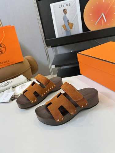 Hermès 爱马仕经典凉拖 极约复古的设计 浓厚的异域风情时髦感十足、随便上脚都很有腔调简简单单的款式随便搭配一下高级感就很棒百搭的颜色流畅的线条很难不爱！面