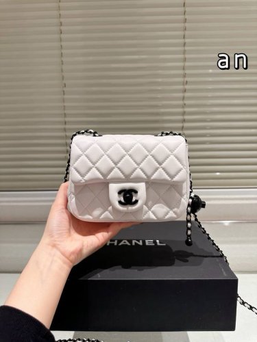 Chanel 方胖子 容量一如既往的够用，可以放手机 圖 日常琐碎用 品，能手提能斜挎 可这是使用率超高的一款，看厌 了经典款的仙女们可以入这款的的更特别，更优
