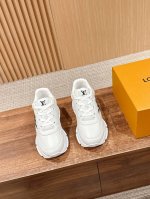路易威登新款男士运动休闲鞋 以光滑牛皮革塑造考究设计 可轻松融入各式造型 瞩目 Lv 字母标注鞋侧 轻盈橡胶外底点缀 Vuitton 标识 舒适度超高 上脚效果