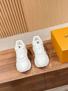 路易威登新款男士运动休闲鞋 以光滑牛皮革塑造考究设计 可轻松融入各式造型 瞩目 Lv 字母标注鞋侧 轻盈橡胶外底点缀 Vuitton 标识 舒适度超高 上脚效果