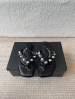 alexander Wang 25Ss 春季火爆新款 钮钉 人字拖鞋，性感钢珠包边高级优雅 整体不失个性 夏天搭配裤装裙装都好看，清爽得体 鞋面羊皮 内里羊皮