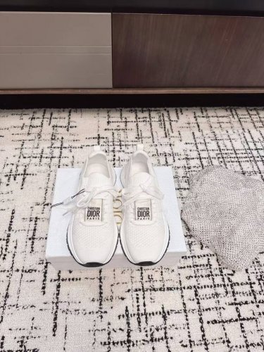 代购级 Dior迪奥 针织 飞织 休闲 运动鞋 柔软透气的鞋面与轻盈的纹理效果橡胶鞋底相得益彰，饰以各种经典细节，是日常造型的理想之选 可与各式休闲单品搭配，打