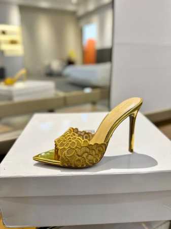 Gianvito rossi 2024 经典款尖头电绣高跟鞋，它的出现就像夜空中最璀璨的星辰。经典的款式，永恒的魅力，电绣的图案更是为其增添了梦幻的色彩。每一步 - 点击图像关闭