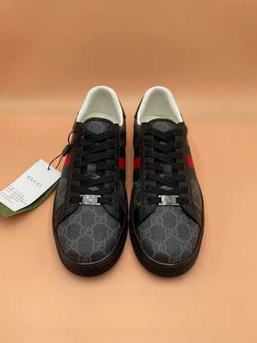 新款男鞋Gucci 最新鞋出货。原单品质 时尚潮流 采用特殊材料 内里网羊皮 全新包装。脚感超舒适，做工简直无可挑剔 码数:38-45