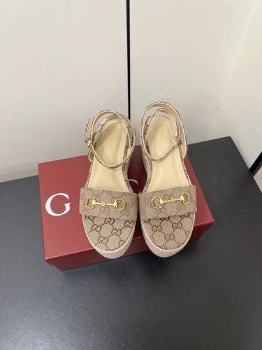 专柜最新款Gucci古*驰最新爆款系列 坡跟麻绳包水台-专柜同步发售 原汁原味的欧式风格，上脚非常完美穿搭上配此鞋，优雅大方，晶莹剔透，无论种各配件材质，都是家