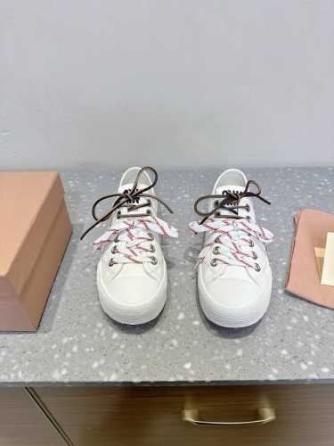皮面 Miu Miu 缪缪 25Ss春夏新款 复古 休闲鞋 本季Miu Miu延续了该风格推出了专属款，整体鞋型线条简约＋轻薄鞋底设计，配色大胆时尚~相信还会