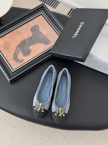 Chanel 小香25K新品链条双C粗跟单鞋！ 原版1:1复刻 经典中的经典 无论搭配裤装还是裙装都是完美 小圆头的设计很好的修饰脚型 小仙女们必备！ 鞋面采用