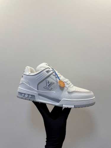 LV Trainer Sneaker 一如继往的给足安全感，实物比图片更好看更精致！梦中情鞋击败～99% 多巴胺百搭，糖果色系真的好甜 元气度满满的 奢华品质，