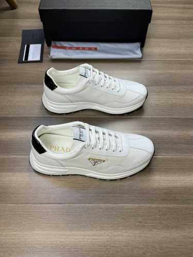 Prada 普拉达 -高端品质 原单 -鞋面：进口纳帕小牛皮、摔纹小牛皮、鞋身品牌金属扣件 -内里：水染牛皮 -大底：超轻tpu发泡 橡胶；双色成型大底 -超高