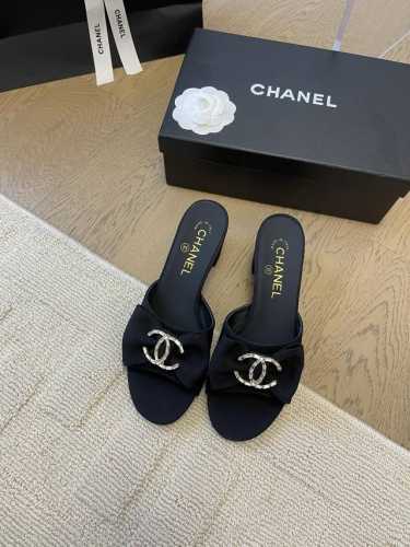 Chanel 小香新品走秀款拖鞋 简约又不失甜美俏皮！ 鞋头经典拼色简约易搭，搭配一字带更加跟脚。 内里羊皮 真皮大底 Size:35-39 其他码数定做