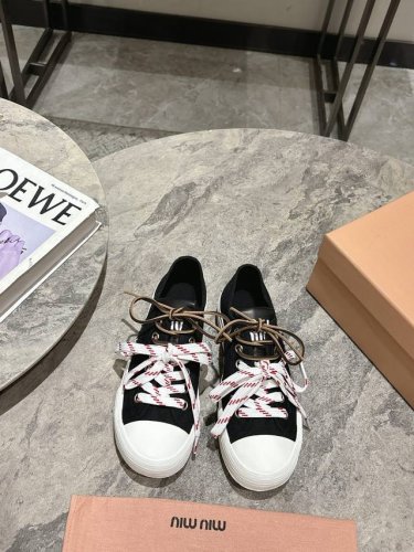 帆布 Miu Miu 缪缪 25Ss春夏新款 复古 真皮 帆布休闲鞋 本季Miu Miu延续了该风格推出了专属款，整体鞋型线条简约＋轻薄鞋底设计，配色大胆时尚~